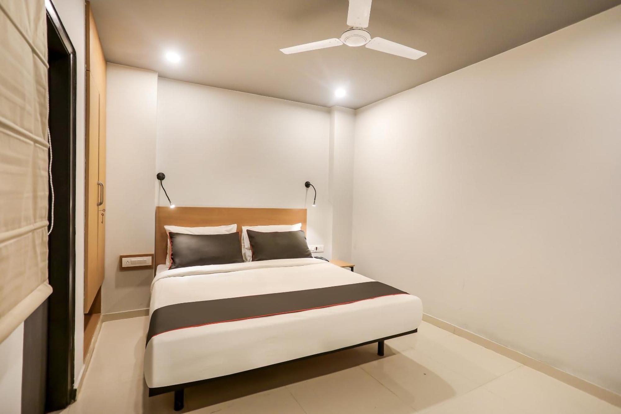 Super Collection O Le Noida Hotel Near Sector 76 Metro Station Eksteriør billede