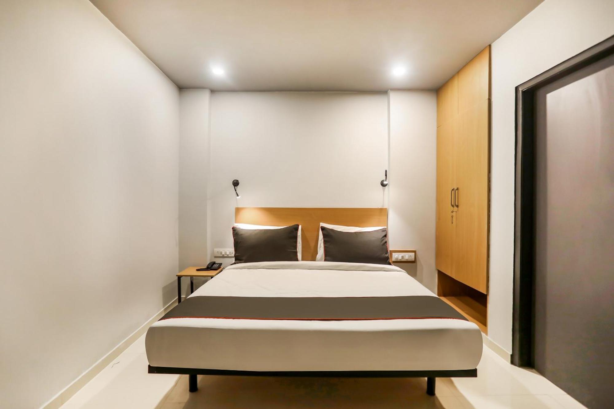 Super Collection O Le Noida Hotel Near Sector 76 Metro Station Eksteriør billede
