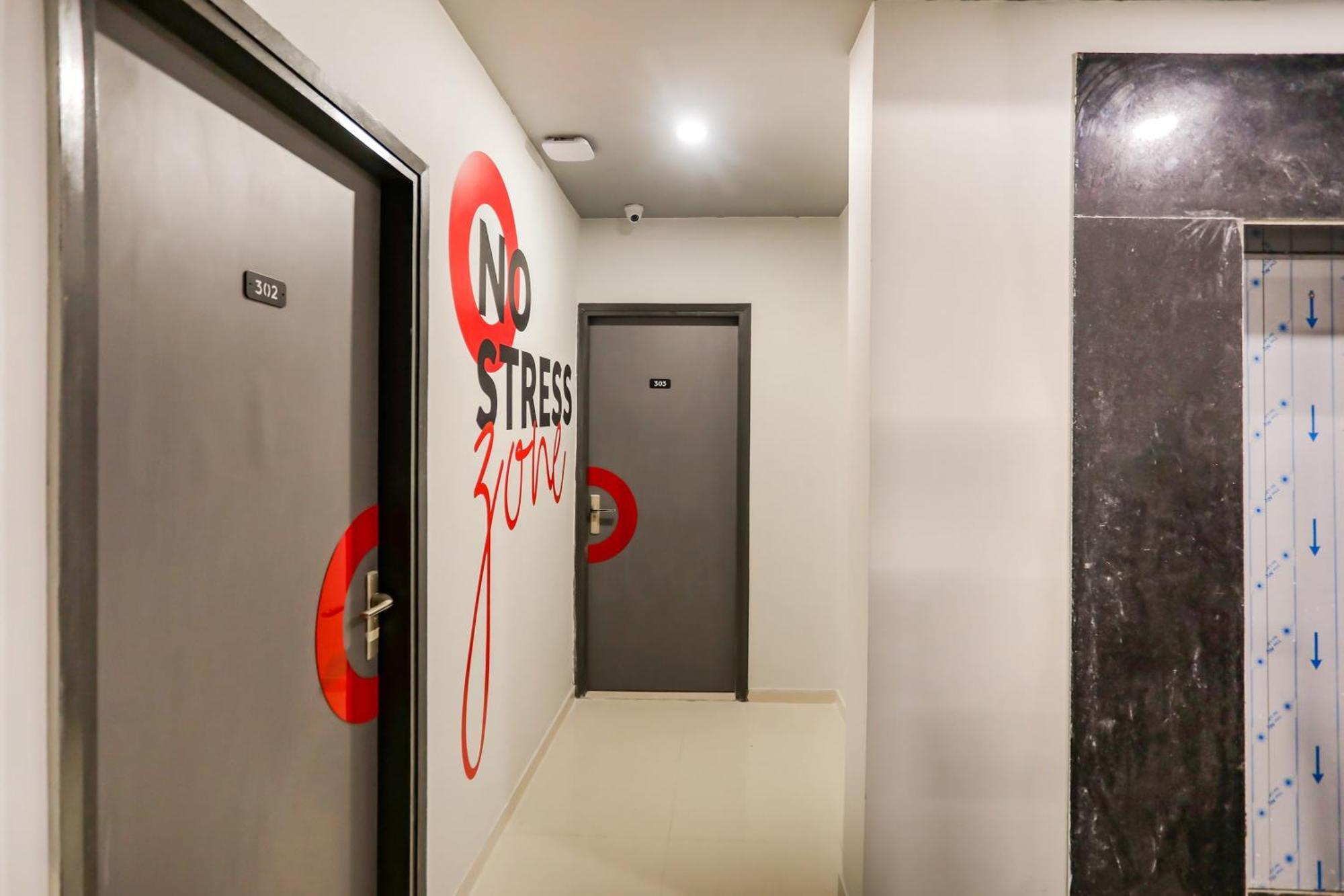 Super Collection O Le Noida Hotel Near Sector 76 Metro Station Eksteriør billede