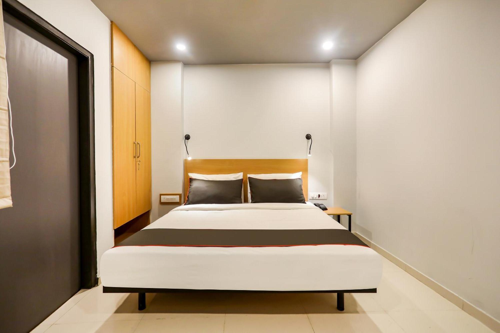 Super Collection O Le Noida Hotel Near Sector 76 Metro Station Eksteriør billede
