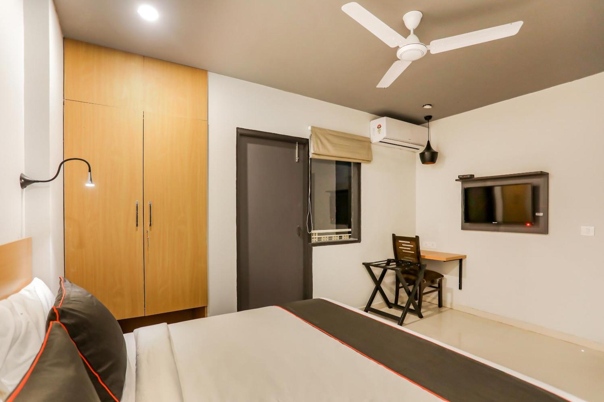 Super Collection O Le Noida Hotel Near Sector 76 Metro Station Eksteriør billede