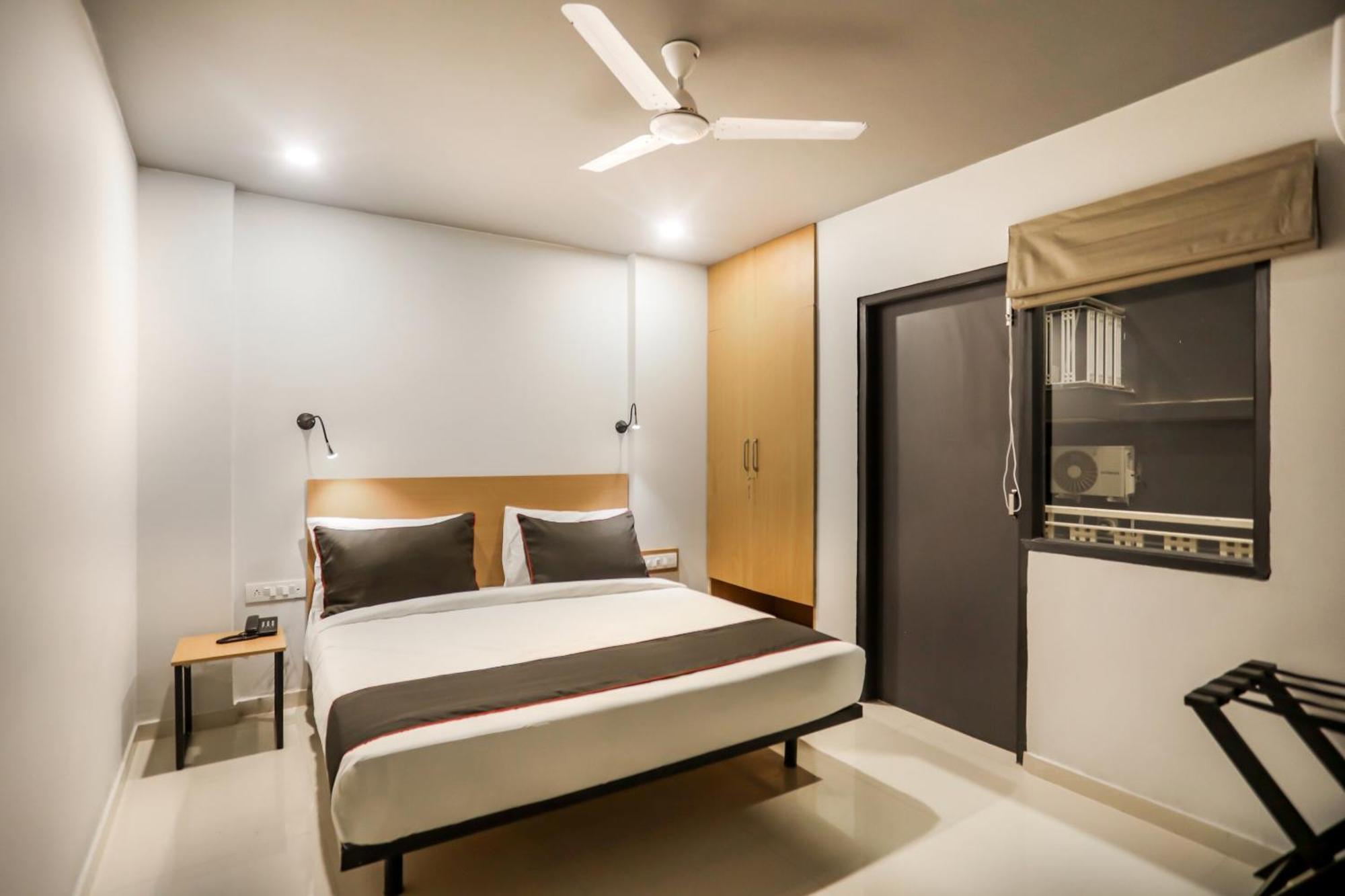 Super Collection O Le Noida Hotel Near Sector 76 Metro Station Eksteriør billede