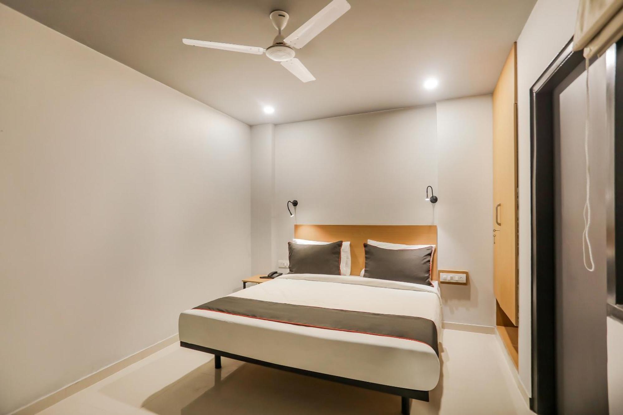 Super Collection O Le Noida Hotel Near Sector 76 Metro Station Eksteriør billede